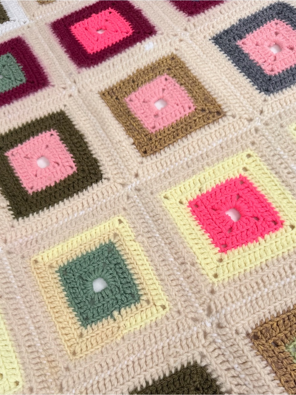 VINTAGE HANDMADE CROCHET GRANNY SQUARE AFGHAN THROW CABIN COTTAGECORE - Picture 4 of 7